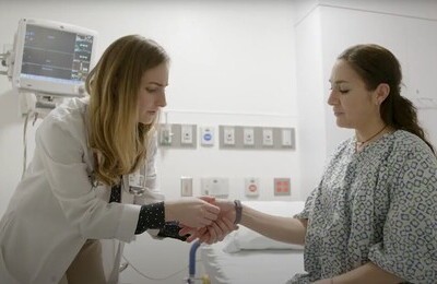 Кодирование Аквилонг в Кусе Врач держит пациентку за руку