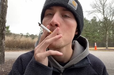 Лечение зависимости от табакокурения в Кусе Мужчина с сигаретой делает затяжку